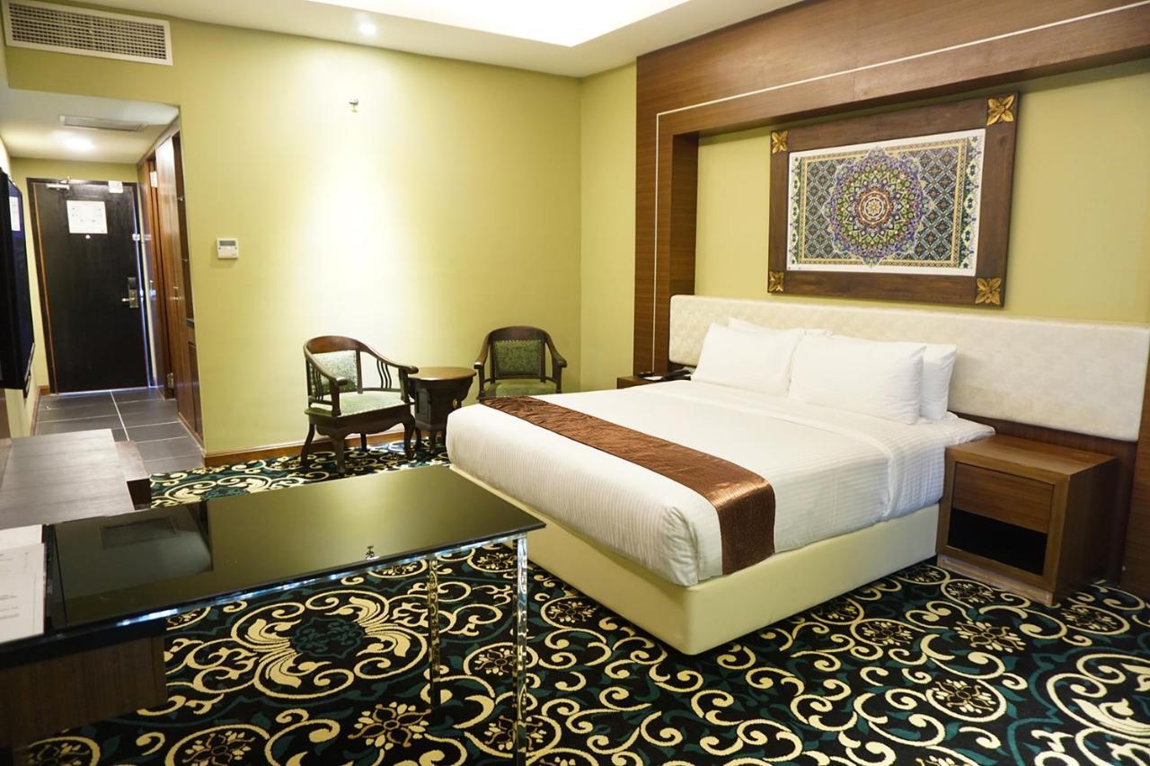 Mudzaffar Hotel 4*